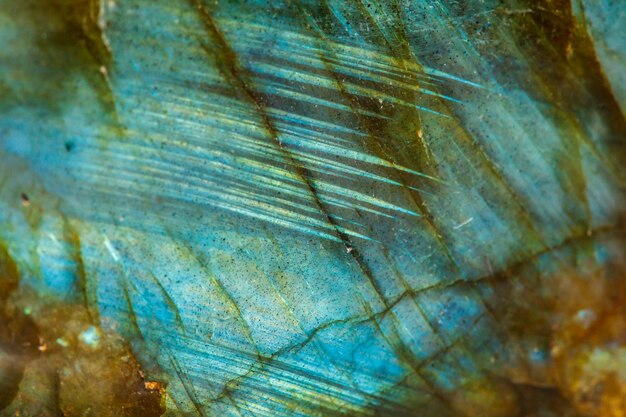 Pierre minérale macro Labradorite sur fond blanc