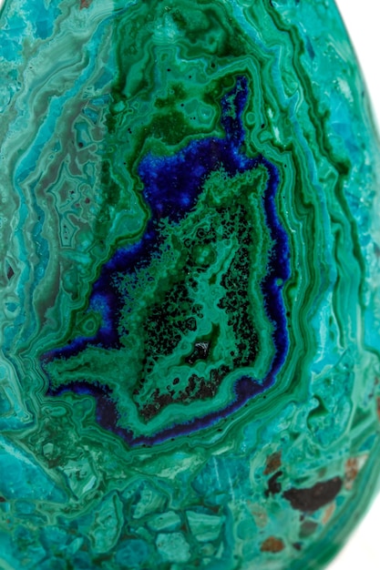 Pierre minérale macro malachite avec azurite sur fond blanc