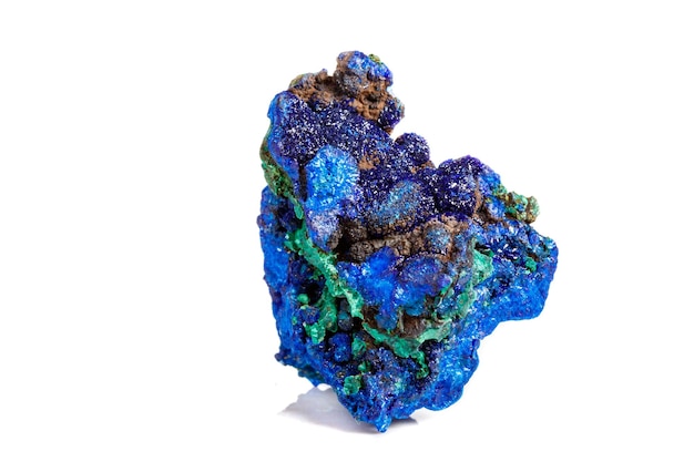 Pierre minérale macro malachite avec azurite sur fond blanc