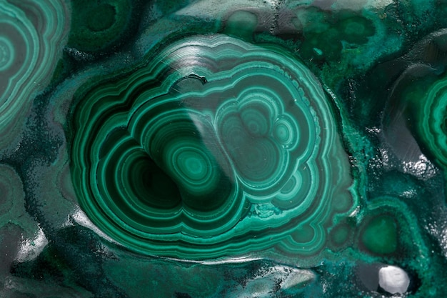 Pierre minérale macro malachite sur fond blanc