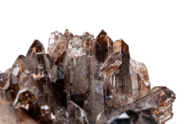 Pierre minérale macro Morion cristal dans la roche un fond blanc