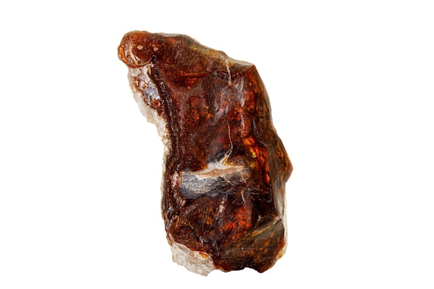 Pierre minérale macro opale dans la roche sur fond blanc