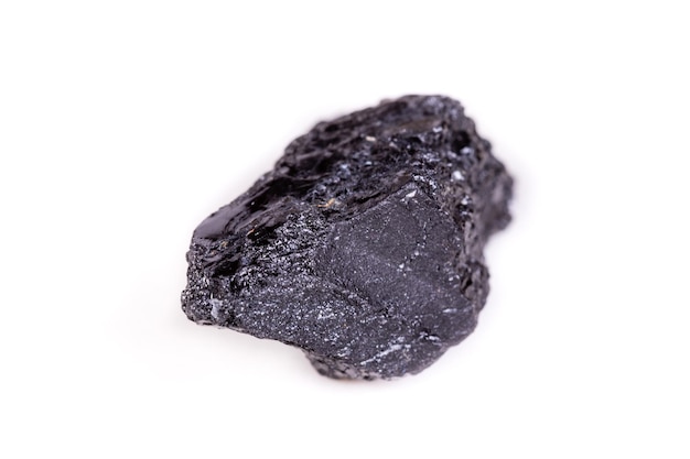 Pierre minérale macro oseille tourmaline noire sur fond blanc