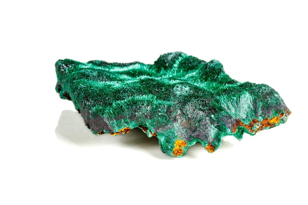 Pierre minérale macro plisoviy malachite satinée en peluche sur fond blanc