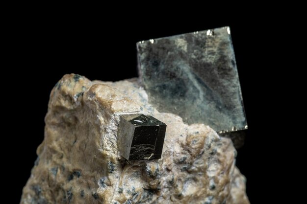 Pierre minérale Macro Pyrite sur fond noir