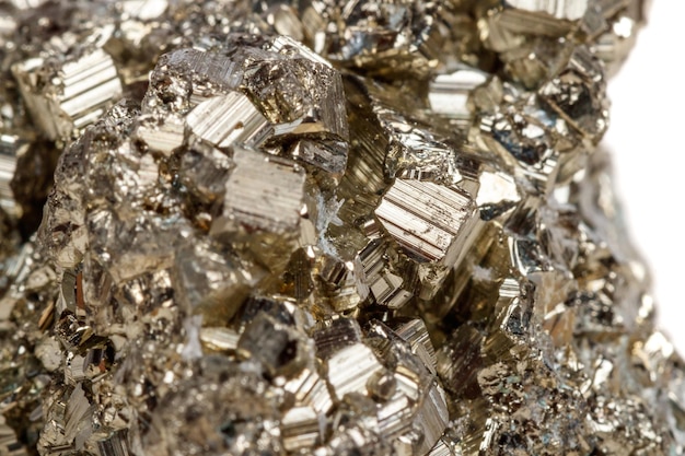 Pierre minérale macro Pyrite or sur fond blanc