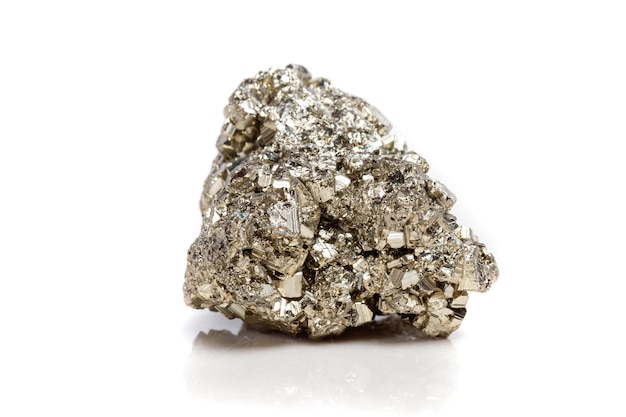 Pierre minérale macro Pyrite or sur fond blanc