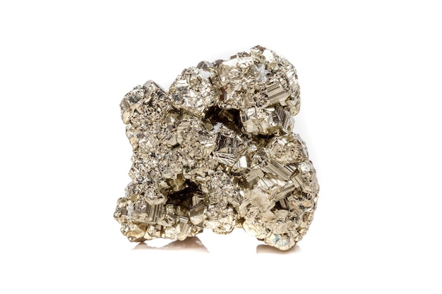 Pierre minérale macro Pyrite or sur fond blanc