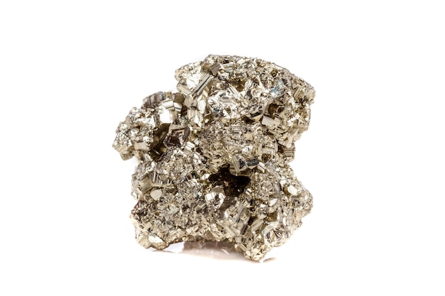 Pierre minérale macro Pyrite or sur fond blanc