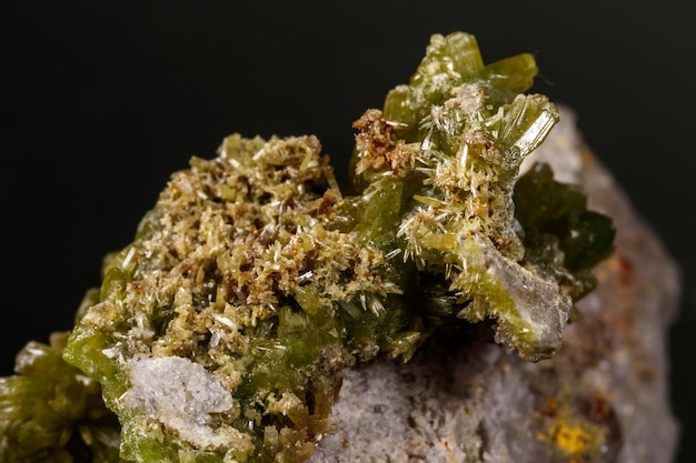 Pierre minérale macro pyromorphite sur fond noir