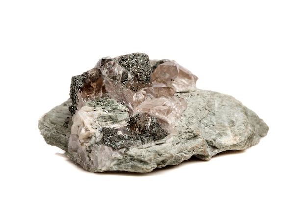 Pierre minérale macro quartz chlorite Palygorskite rock sur fond blanc