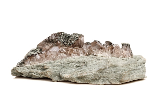Pierre minérale macro quartz chlorite Palygorskite rock sur fond blanc