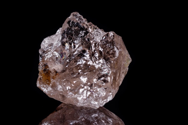 Pierre minérale macro quartz fumé Rauch topaze sur fond noir