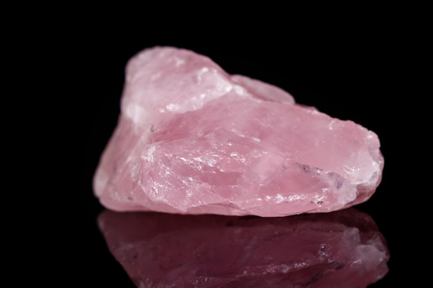 Pierre minérale macro quartz rose sur fond noir