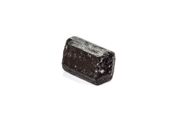 Pierre minérale macro schorl tourmaline noire sur fond blanc