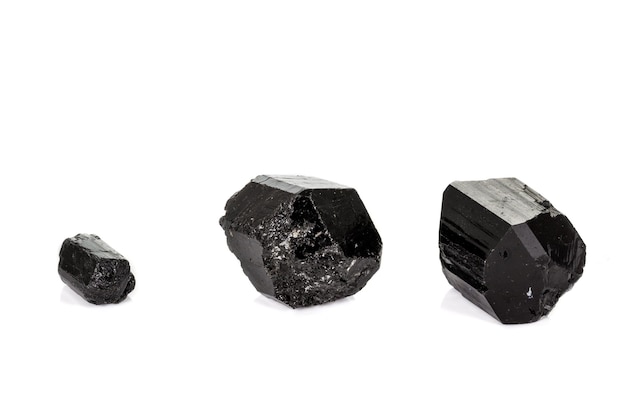 Pierre minérale macro schorl tourmaline noire sur fond blanc