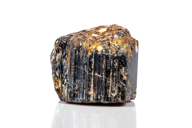 Pierre minérale macro sherle schorl tourmaline noire sur fond blanc