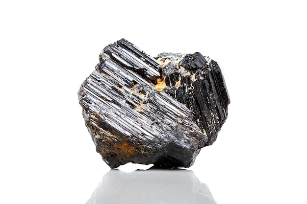 Pierre minérale macro sherle schorl tourmaline noire sur fond blanc