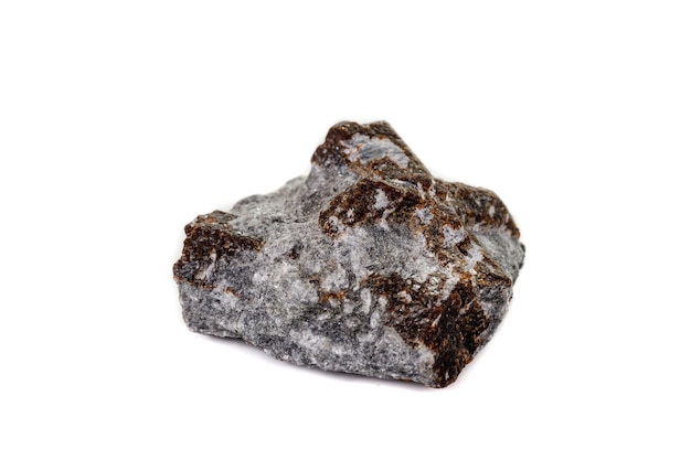 Pierre minérale macro Staurolite sur fond blanc