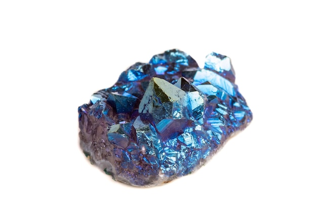 Pierre minérale macro Titanium Quartz Flame Aura Quartz sur fond blanc