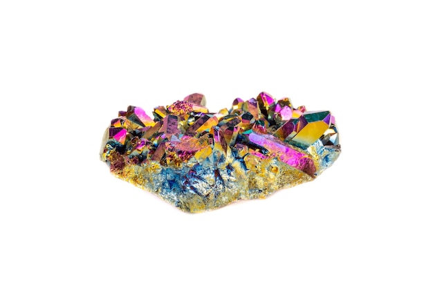 Pierre minérale macro Titanium Quartz Flame Aura Quartz sur fond blanc