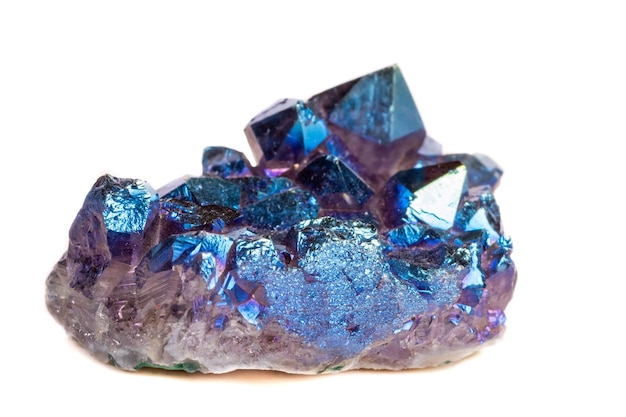 Pierre minérale macro Titanium Quartz Flame Aura Quartz sur fond blanc