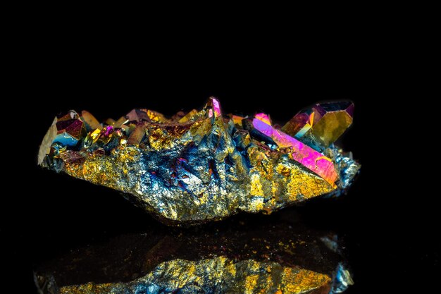 Pierre minérale macro Titanium Quartz Flame Aura Quartz sur fond noir