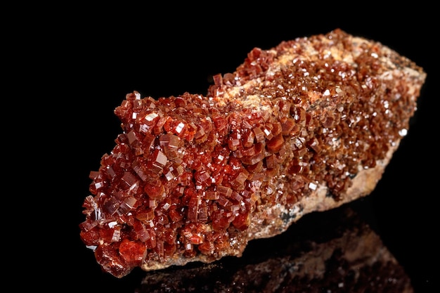 Pierre minérale macro Vanadinite sur fond noir