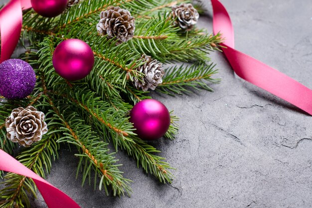 Pierre de Noël avec branche de sapin, pommes de pin et décorations