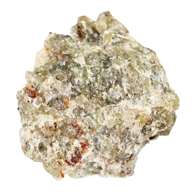 Pierre d'olivine brute isolée sur blanc