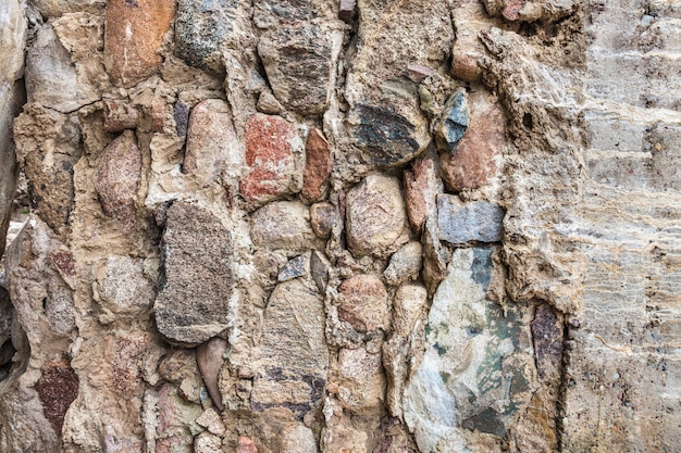 Pierre patinée et fond de mur en béton