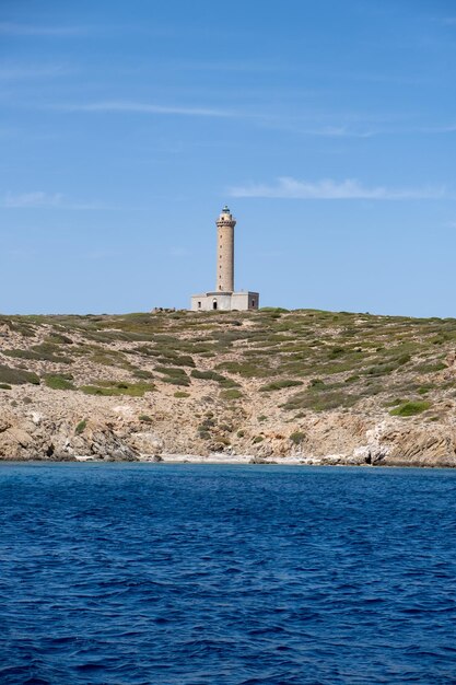 Pierre phare et balise en béton sur la colline au port d'Ermoupolis l'île de Syros Grèce