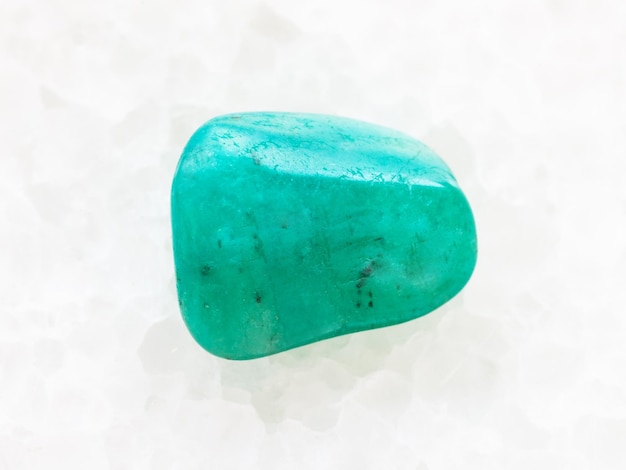 Pierre précieuse d'amazonite polie sur marbre blanc