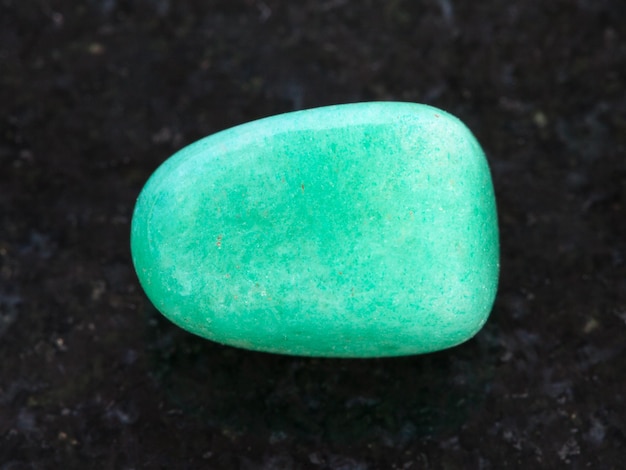 Pierre précieuse d'aventurine verte dégringolée sur dark