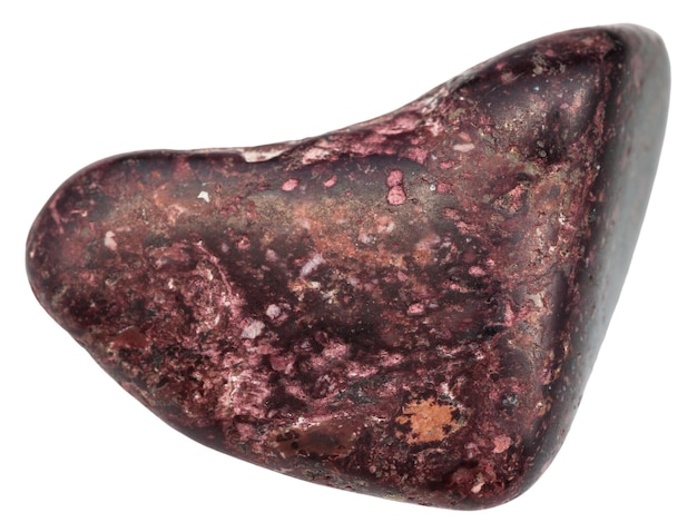 Photo pierre précieuse de piémontite polie isolée