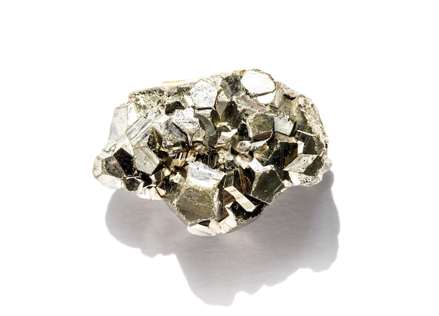 Pierre précieuse de pyrite isolé sur fond blanc