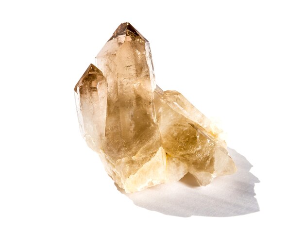 Pierre précieuse de quartz fumé isolé sur fond blanc