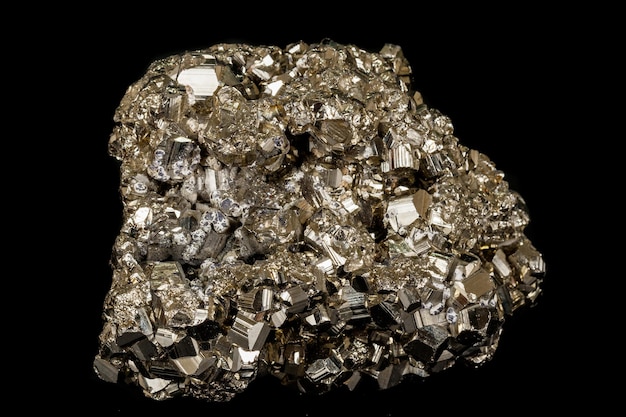 Pierre de pyrite minérale macro fond noir