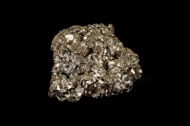 Pierre de pyrite minérale macro fond noir