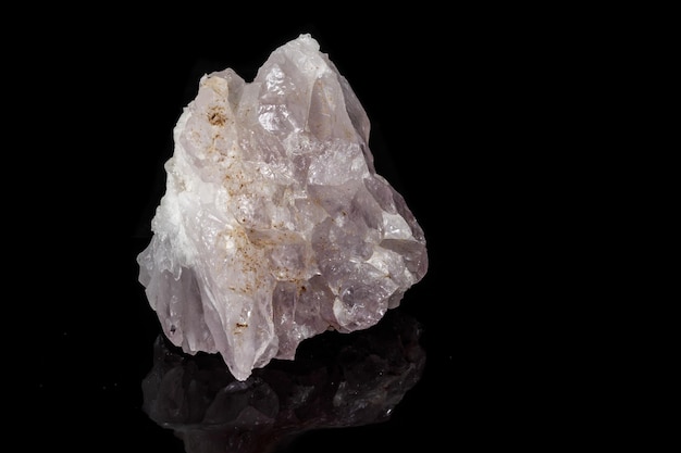 Pierre de quartz d'améthyste minérale de macro sur un fond noir