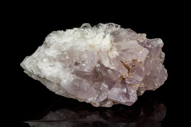 Pierre de quartz d'améthyste minérale de macro sur un fond noir