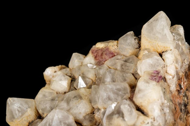 Pierre de quartz minéral macro avec fluorite sur granit sur fond noir