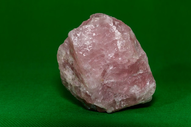 Pierre de quartz rose sur fond vert.