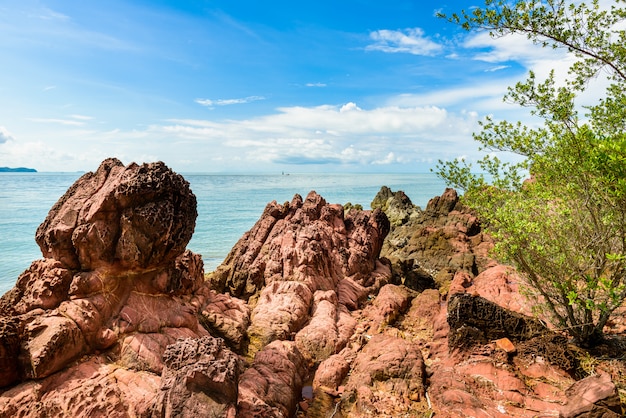 Pierre rose (Arkose, grès Arkosic) près de la plage, point de vue de la pierre rose dans la province de Chantaburi