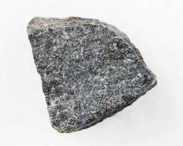 Pierre rugueuse de Gabbro sur le blanc