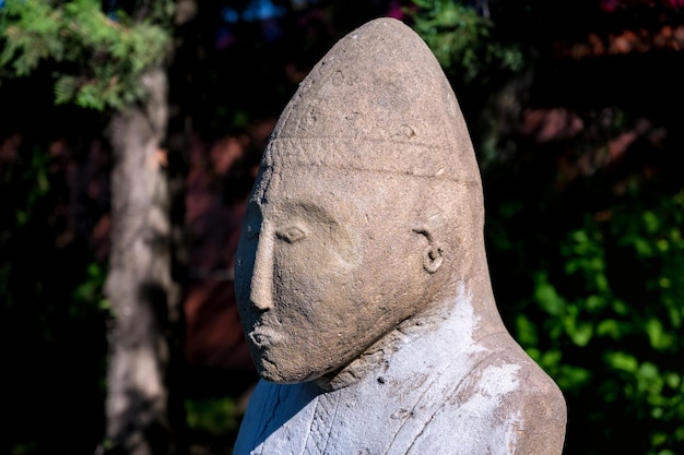 Pierre de statue d'idole scythe représentant un visage masculin période scythe antique