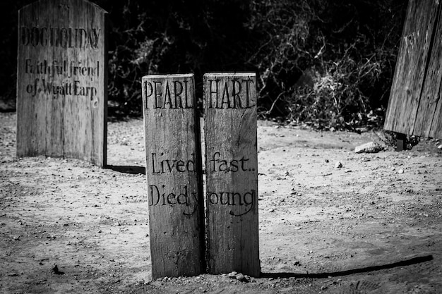 Pierre tombale en bois dans ce vieux cimetière abandonné