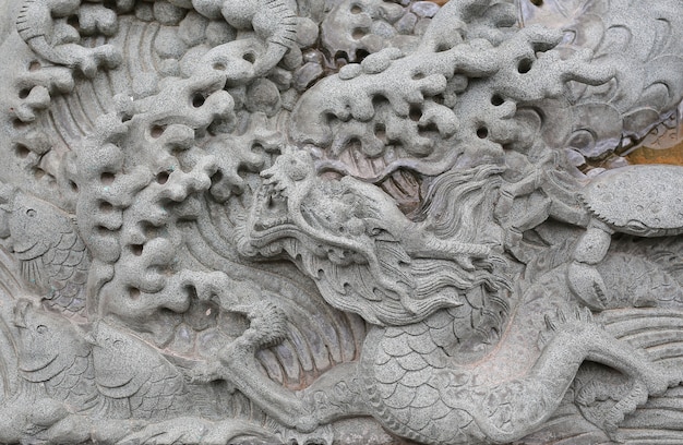 Pierre traditionnelle de dragon chinois gravée dans un temple chinois en Thaïlande.