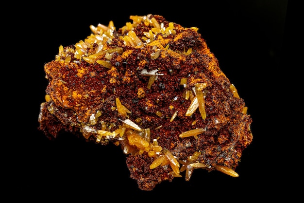 Pierre Wulfenite minérale macro sur fond noir