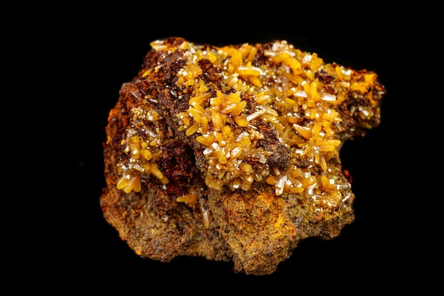 Pierre Wulfenite minérale macro sur fond noir